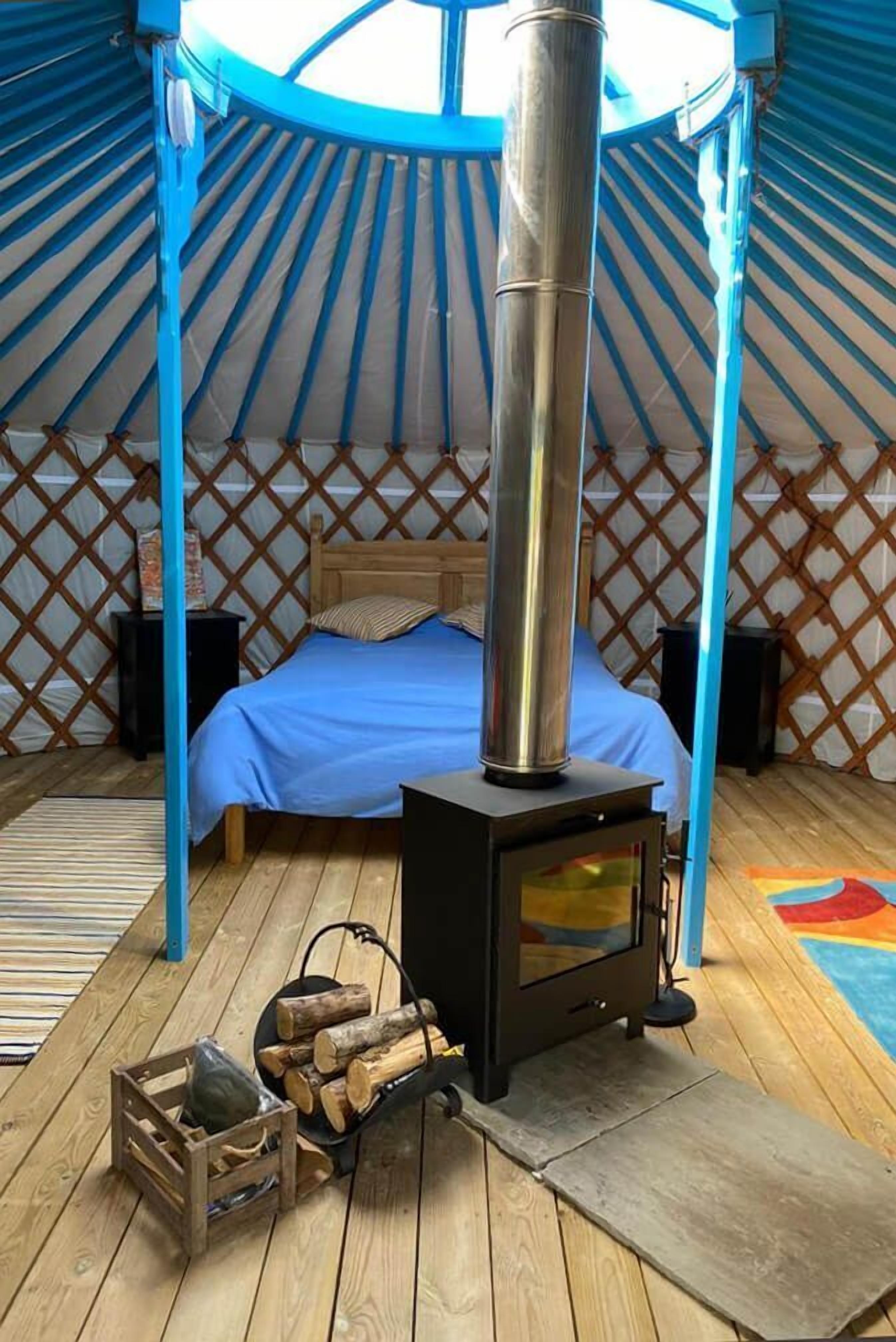 1 bedroom, free Internet, bed sheets