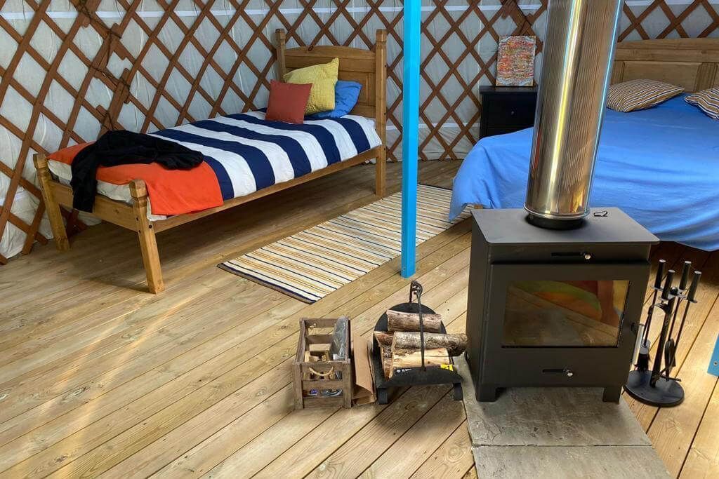 1 bedroom, free Internet, bed sheets