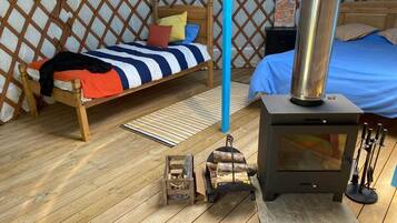 1 bedroom, free Internet, bed sheets