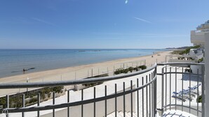 A balcony with a view of a beach and the sea. - Rivazzurra Homes - 2 (Termoli)