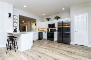 Jääkaappi, mikroaaltouuni, uuni, liesi