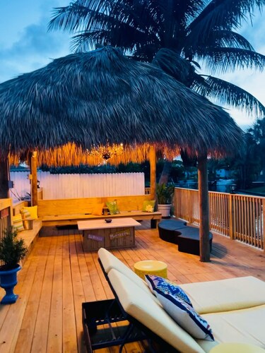 Artsy, water-views, heated pool, tiki, 4Bdrom, 3Bth, Sleeps 10