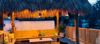 Artsy, water-views, heated pool, tiki, 4Bdrom, 3Bth, Sleeps 10