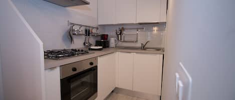 ثلاجة، ميكروويف، فرن، ماكينة لصنع القهوة/الشاي