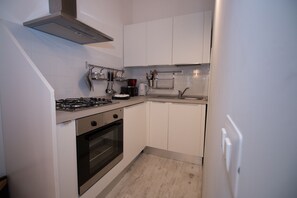 Kühlschrank, Mikrowelle, Ofen, Wasserkocher mit Kaffee-/Teezubehör