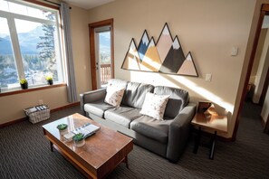 Smart TV, fireplace - Enjoy Some of the Best Mountain Views In Canmore, Falcon Crest Lodge (Canmore)