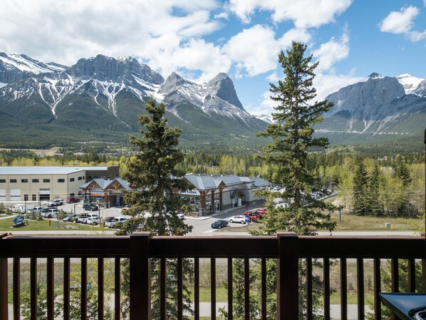 Property grounds - Enjoy Some of the Best Mountain Views In Canmore, Falcon Crest Lodge (Canmore)