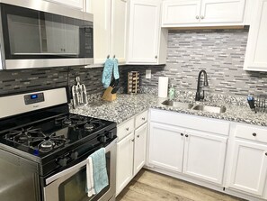 Fridge, microwave, oven, stovetop - The Castle of Churchill! (Richmond)