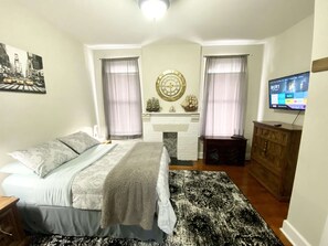 4 bedrooms, desk, iron/ironing board, free WiFi - The Castle of Churchill! (Richmond)