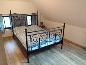 2 Schlafzimmer, Reisekinderbett, kostenloses WLAN, Bettwäsche