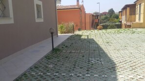 المنطقة المحيطة بالمنشأة