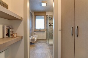 Badewanne, Haartrockner, Handtücher, Shampoo