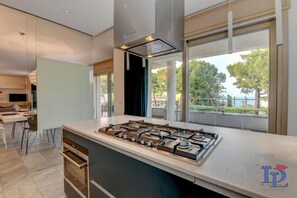 Refrigerador, microondas, horno y lavavajillas 