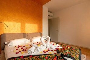 Una habitación de hotel con cama, sofá, aire acondicionado y puerta.