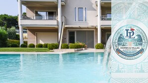 A modern apartment building with a swimming pool in front. - Desenzanoloft Oscar Luxury Suite (Desenzano del Garda)