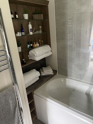 Ensemble baignoire-douche, séchoir à cheveux, serviettes fournies, savon