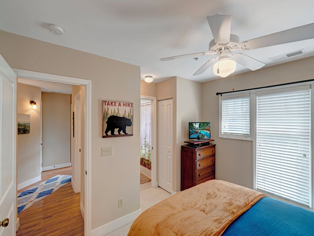 2 bedrooms, iron/ironing board, internet, bed sheets