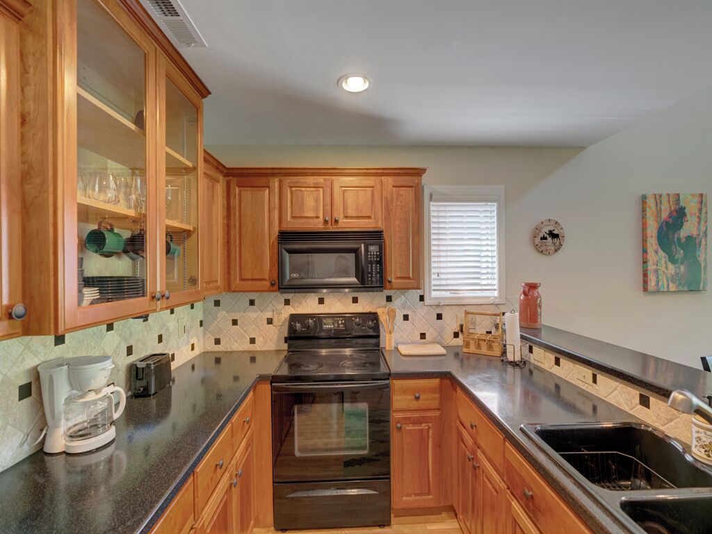 Lavavajillas, cafetera y tetera, utensilios de cocina y comedor 