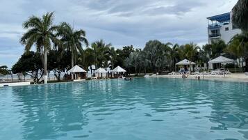 Outdoor pool, an infinity pool