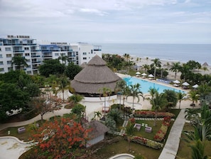 Piscine extérieure, piscine à débordement