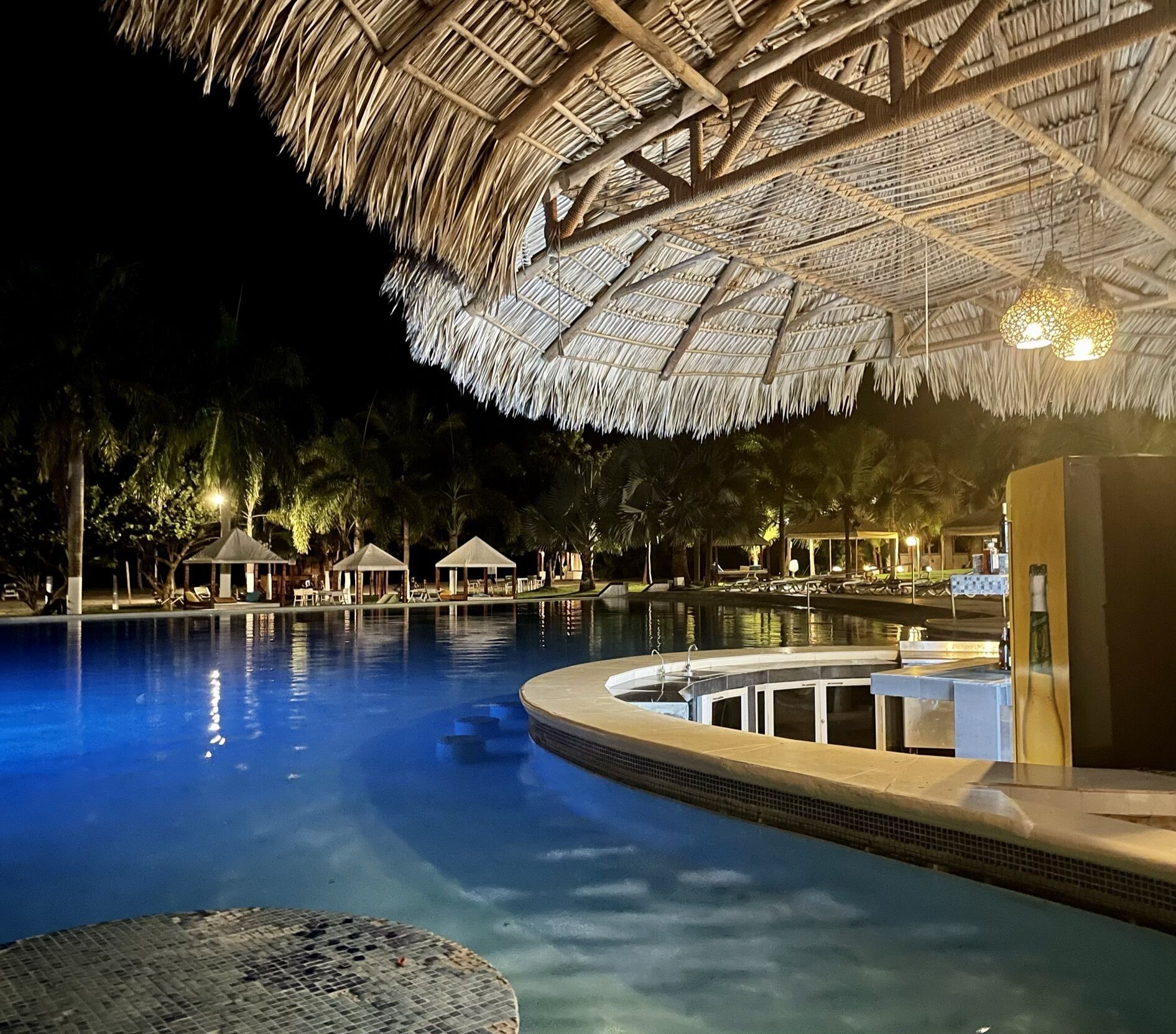 室外游泳池，无边泳池