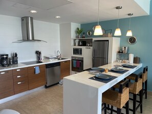 Refrigerador, microondas, horno y parrilla de estufa