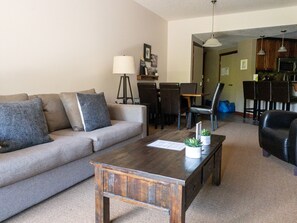 Smart TV, fireplace, DVD player - Enjoy a Cozy Condo and Lots of Fun with Family Friendly Pool and Hot Tubs  (Canmore)