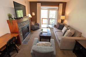 Smart TV, fireplace, DVD player - Enjoy a Cozy Condo and Lots of Fun with Family Friendly Pool and Hot Tubs (Canmore)