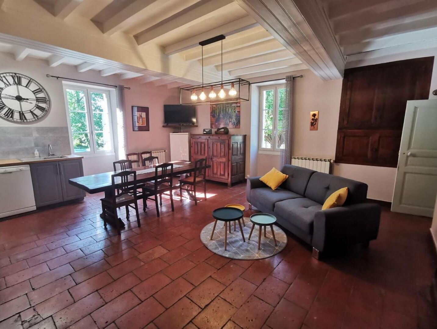 Una televisión, una chimenea