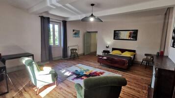 3 habitaciones, tabla de planchar con plancha, cuna de viaje y wifi