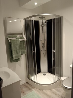 Een douche, een haardroger, handdoeken, zeep