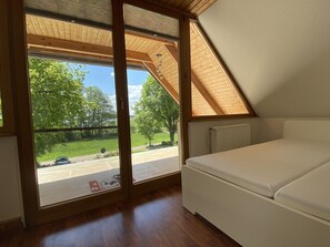 2 bedrooms, travel cot, free WiFi - Well-kept vacation home, unobstructed lake view/view of the countryside, 90 m to Fleesensee (Silz)
