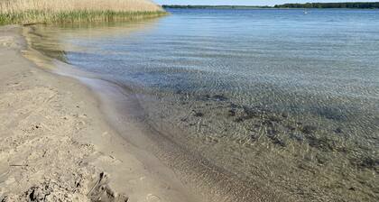 Well-kept vacation home, unobstructed lake view/view of the countryside, 90 m to Fleesensee