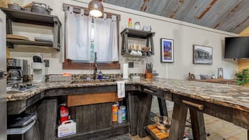 Refrigerador, microondas, parrilla de estufa y cafetera y tetera