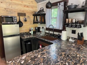 ثلاجة، ميكروويف، موقد طهي مسطح، ماكينة لصنع القهوة/الشاي