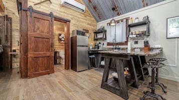 Refrigerador, microondas, parrilla de estufa y cafetera y tetera