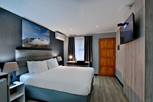 Ropa de cama de alta calidad, escritorio, wifi gratis y ropa de cama