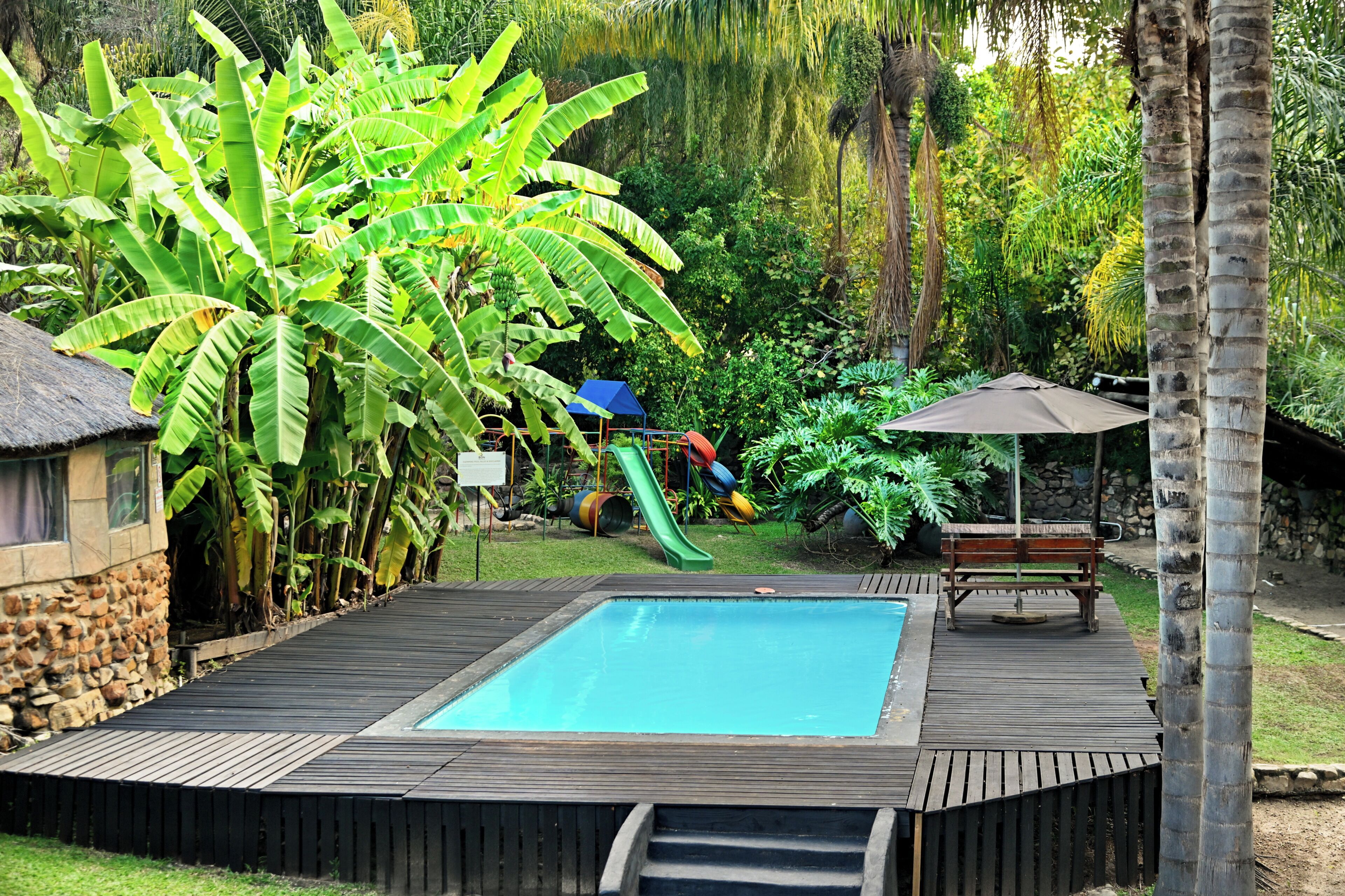 Kolam renang indoor dan kolam renang outdoor, dengan payung kolam renang