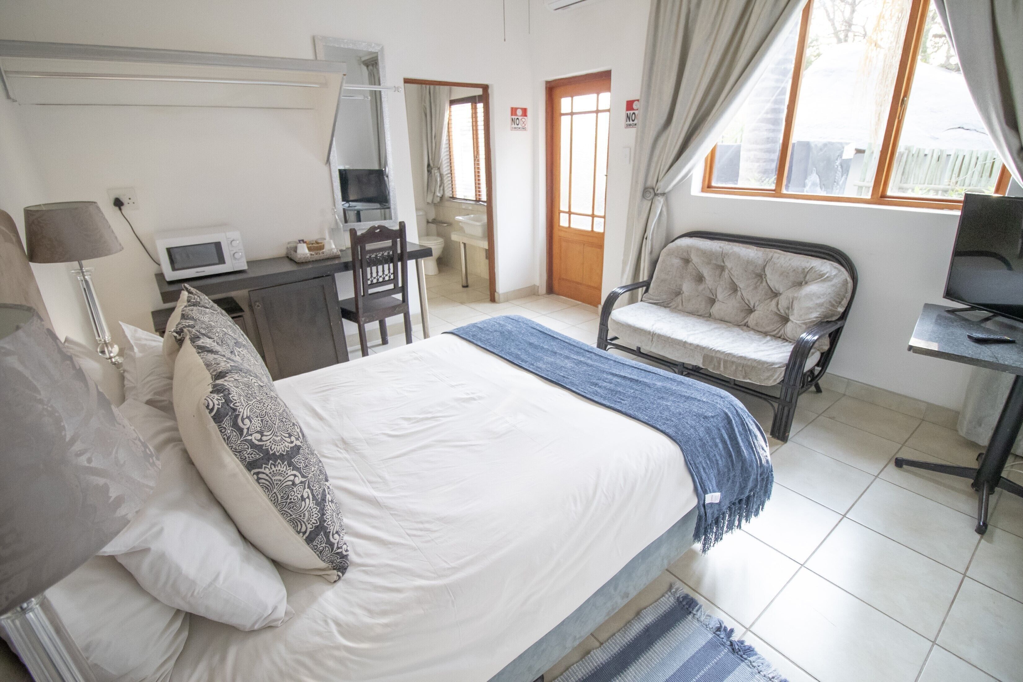 Roupas de cama premium, escrivaninha, Wi-Fi de cortesia, roupa de cama