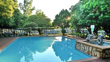 Kolam renang indoor dan kolam renang outdoor, dengan payung kolam renang
