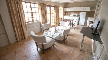 Habitación familiar | Área de sala de estar | Televisión de pantalla plana de 32 pulgadas con canales vía satélite