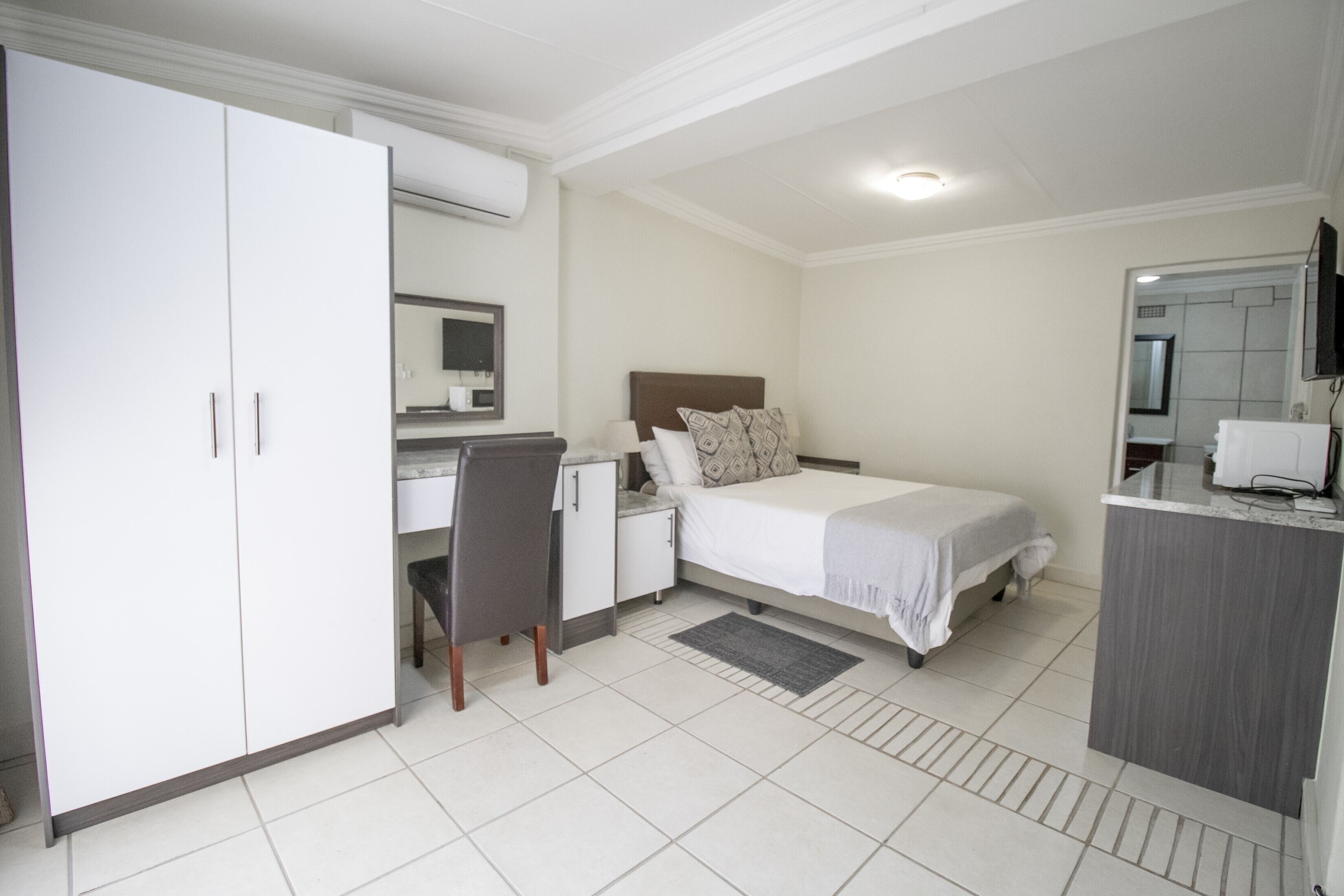 Roupas de cama premium, escrivaninha, Wi-Fi de cortesia, roupa de cama