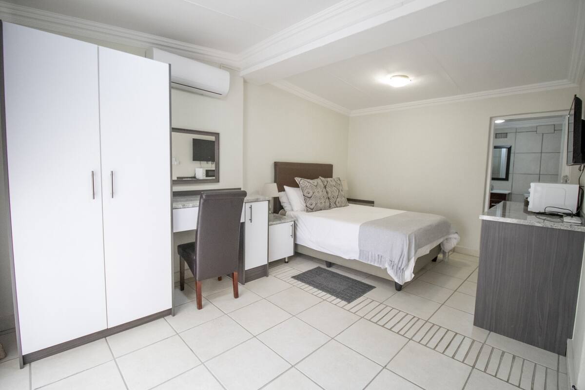 Roupas de cama premium, escrivaninha, Wi-Fi de cortesia, roupa de cama