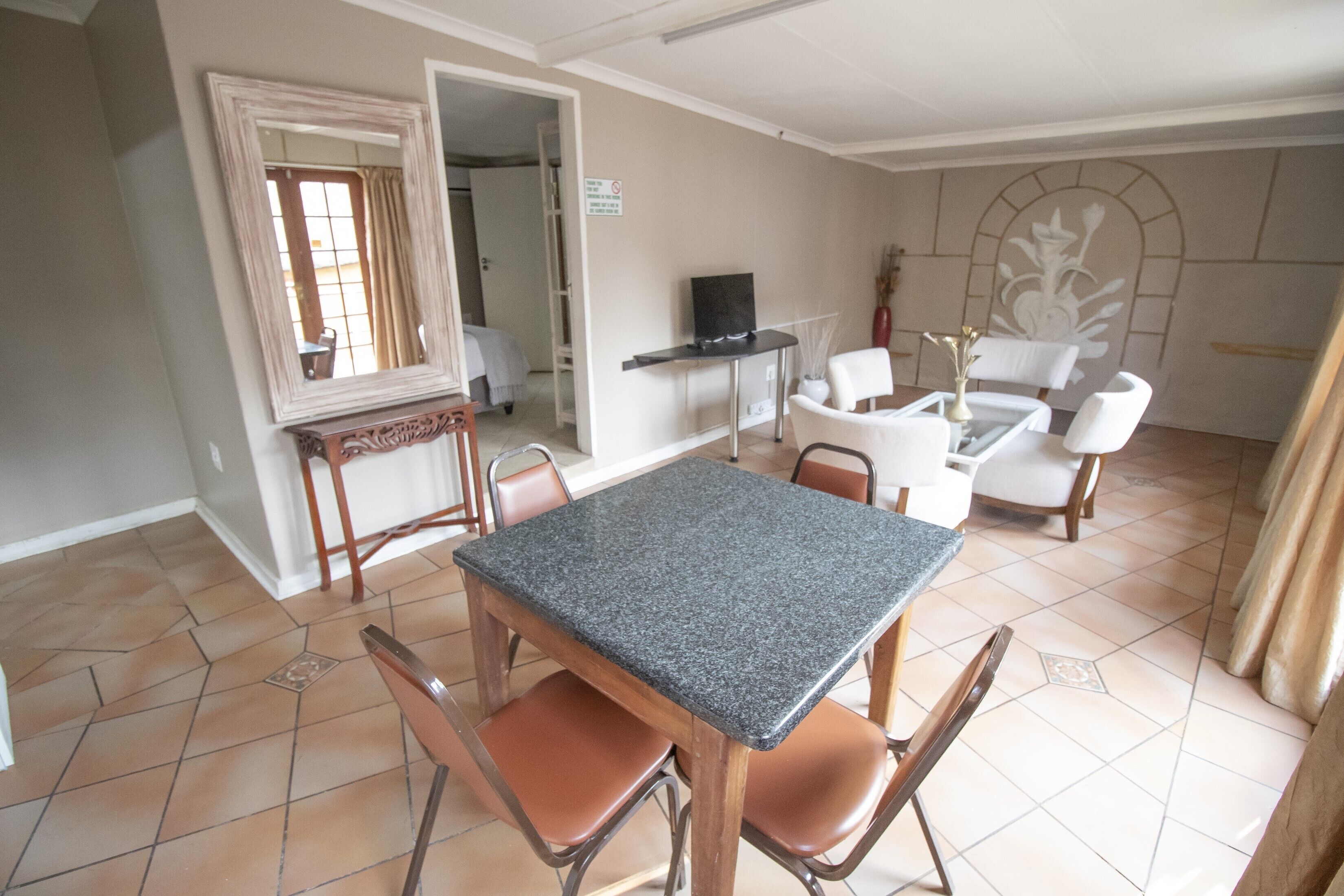 家庭房 | 起居区 | 32-英寸纯平电视 （配备卫星频道）、电视