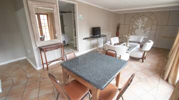 Habitación familiar | Zona de estar | Televisión de pantalla plana de 32 pulgadas con canales por satélite