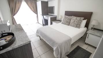 Habitación Deluxe | Ropa de cama de alta calidad, escritorio, wifi gratis y ropa de cama