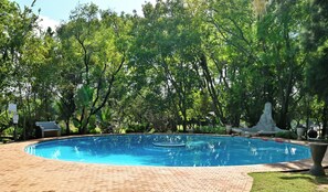 Indoor pool, outdoor pool, pool umbrellas, sun loungers - BON Hotel Rustenburg (Rustenburg)