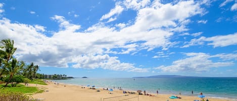 Beach nearby, sun-loungers, beach towels