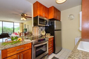 Réfrigérateur, four à micro-ondes, un four, surface de cuisson