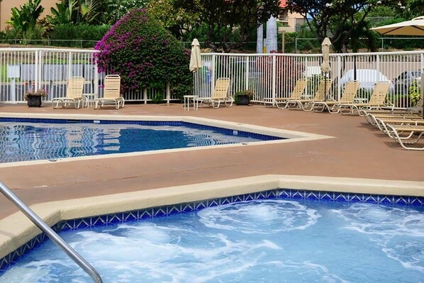 A swimming pool with lounge chairs and a tiled edge. - Top Floor Ocean View & easy walk to the beach. Last minute booking 10 % discount (Kihei)